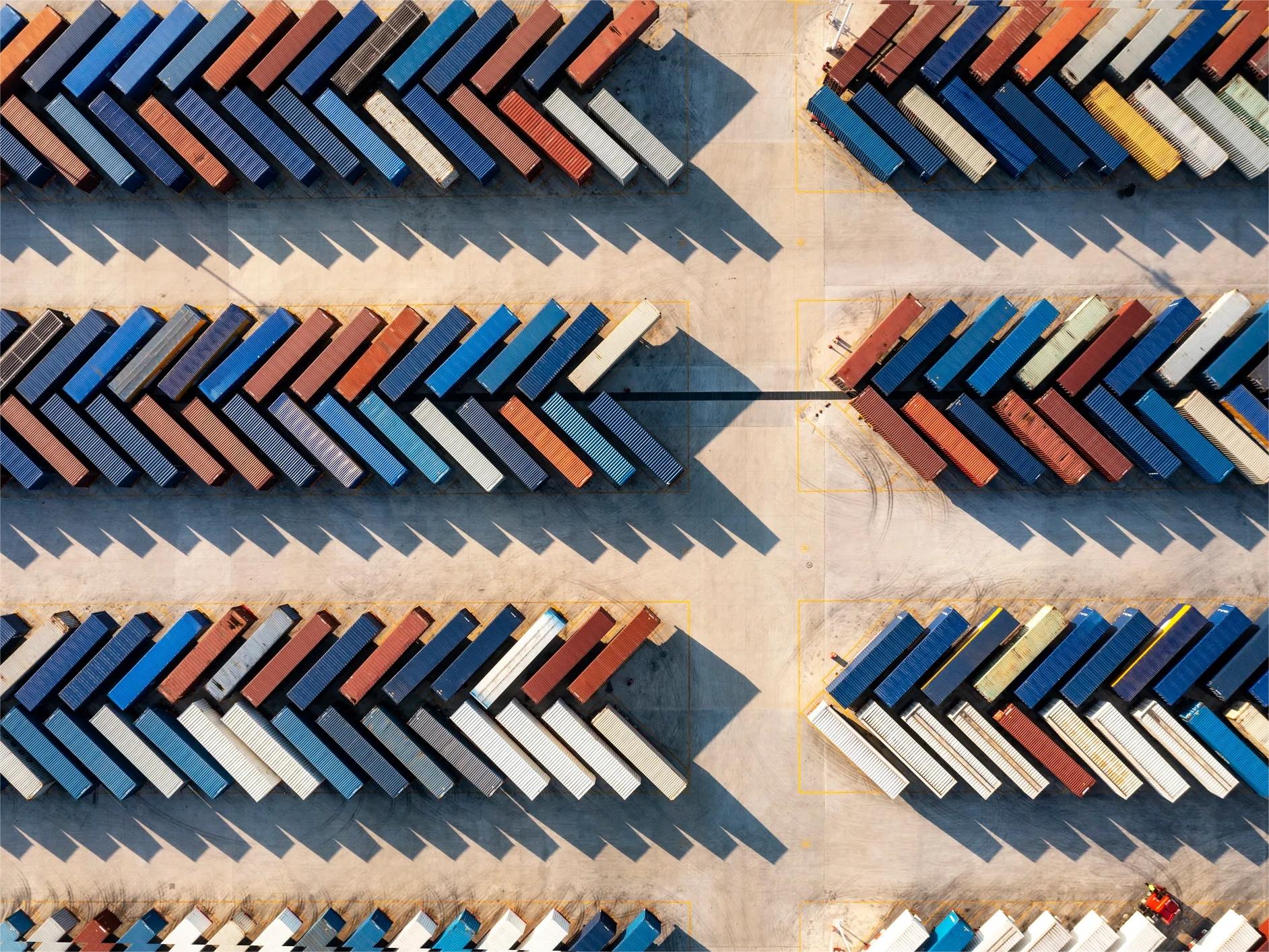 Container terminal with fast unloading equipment for premium services